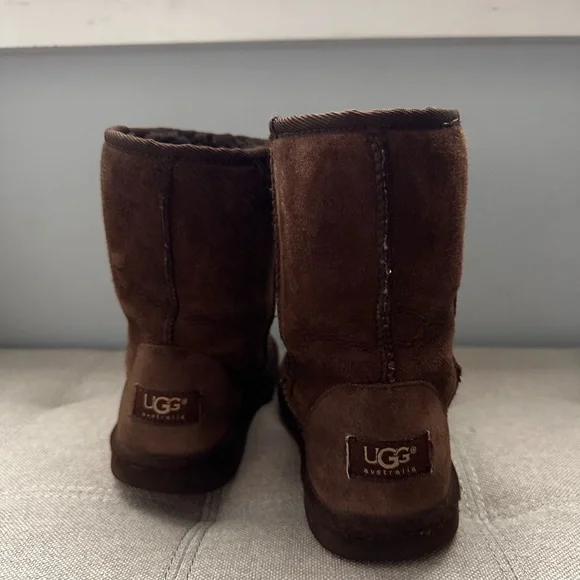 UGG Women’s/Big Kid Classic Short in Chocolate Brown - Picture 2 of 5